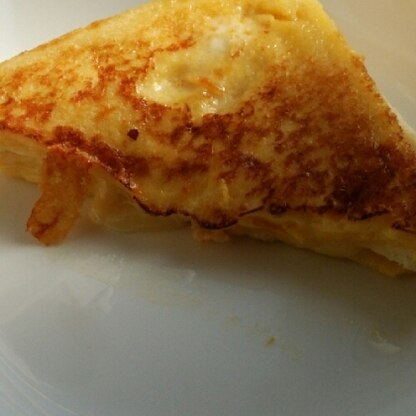 フレンチトーストのアレンジは、初めて。チーズとろ～りの上手な写真は撮れませんでした…。メープル＆バターもいいけど、甘じょっぱくてこっちの方が好きです❗